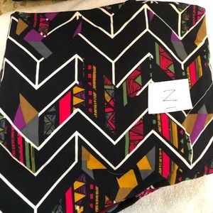 One pair of LuLaRoe leggings, size tall and curvy